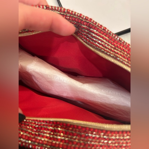 Red Chanel makeup pouch - Picture 2 of 3